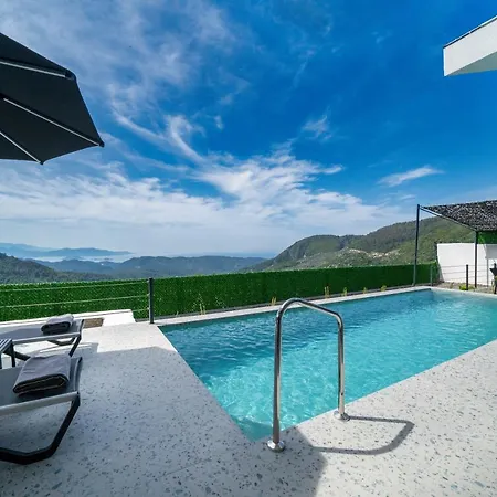 Oxy Private Pools & Seaview & Heated Indoor Pool Гёчек
