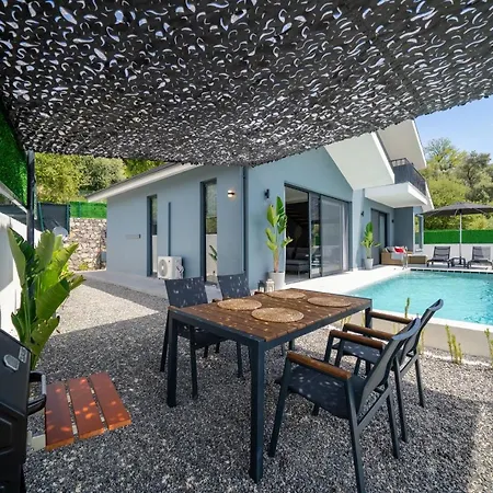 Вилла Oxy Private Pools & Seaview & Heated Indoor Pool Гёчек