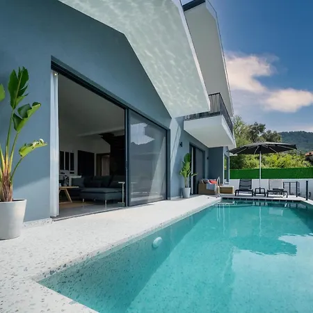 Вилла Oxy Private Pools & Seaview & Heated Indoor Pool Гёчек