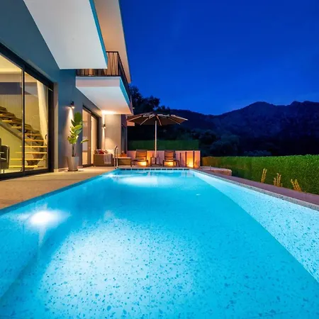 Oxy Private Pools & Seaview & Heated Indoor Pool *